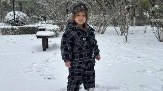 济南大雪，克雷桑社媒晒儿子照片：他第一次看到雪