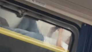 男子乘坐火车爬上行李架躺下休息，同车厢乘客都看呆了，官方回应