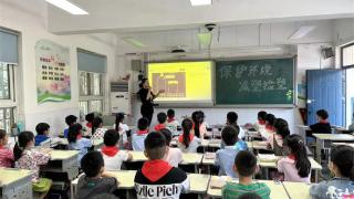 郑州市管城区二里岗小学举行“保护环境，减塑捡塑”主题活动
