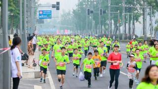 重庆首个亲子主题马拉松在南滨路开跑