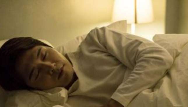 睡觉的时候，有四种情况发生，可能就是肾脏出现问题