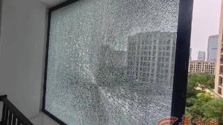 绿城西安全运村一业主家玻璃突然自爆 物业称换玻璃要等两个月
