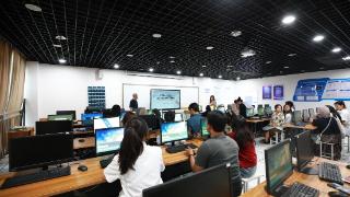郑州信息工程职业学院：专业群成果亮相，张亚东教授助力国际交流