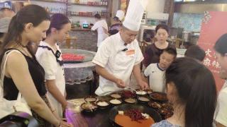 川外留学生跟着大厨学艺 探寻重庆火锅里的奥秘