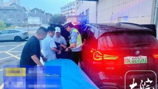 护送病危患者去医院，六安民警驾驶警车一路风驰电掣