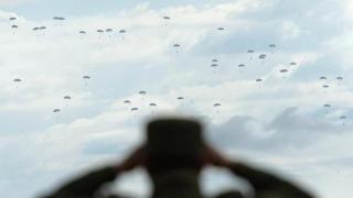 普京向俄罗斯空降兵祝贺空降兵日