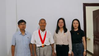 兴义公路管理局为老党员颁发“光荣在党50年”纪念章