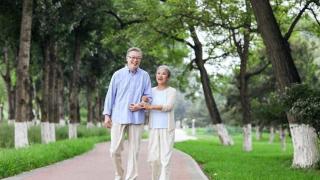 老人走路锻炼，能增强免疫力！选这3个时间段，效果翻倍