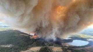 加拿大“国宝小镇”遭野火肆虐：火势高达100多米，“像一堵快速移动的火墙”