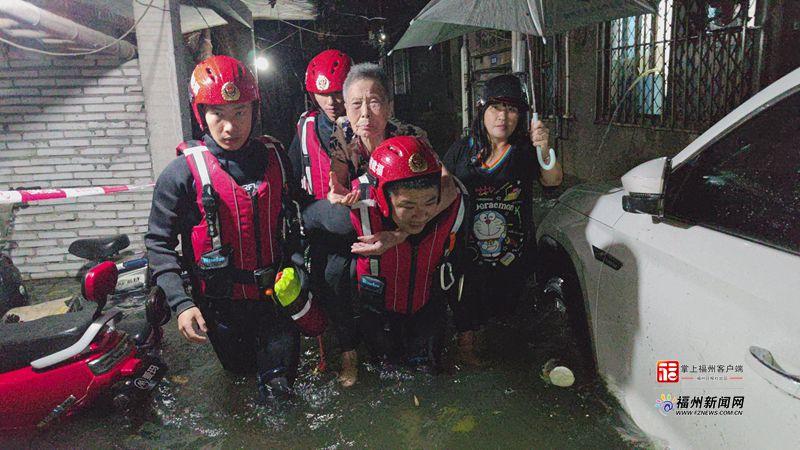 持续强降雨多地内涝 福州消防彻夜搜救转移被困群众