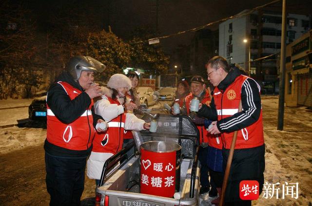 海州区各街道、社区连续奋战48小时扫雪铲冰