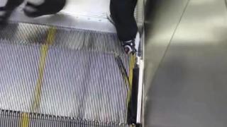 上海地铁13号线自然博物馆站自动扶梯受伤