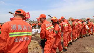 搜救、搬运、筑堤、清障……岳阳消防持续奋战在抢险救援一线