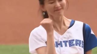 50岁林志玲近状曝光，现身日本棒球比赛，扮“狐狸”跳舞可可爱