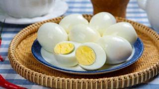 水煮蛋，最忌冷水下锅，告诉你正确做法，鸡蛋鲜嫩，轻松剥蛋壳！