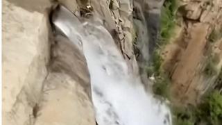 近日一男子为看瀑布源头 辛苦爬上全国第一高瀑 没想到竟是一根水管