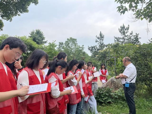 湖北中医药大学组建中医药文化志愿宣讲队，专家教授为39名学生