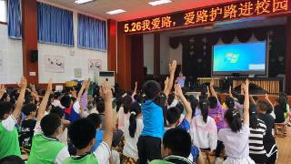 北京铁警走进铁路沿线学校宣传安全出行常识