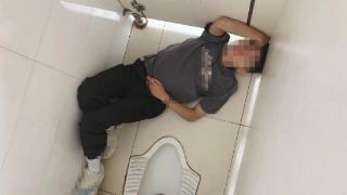一男子因前夜多喝酒在厕所晕倒 琼海火车站工作人员拆门救助
