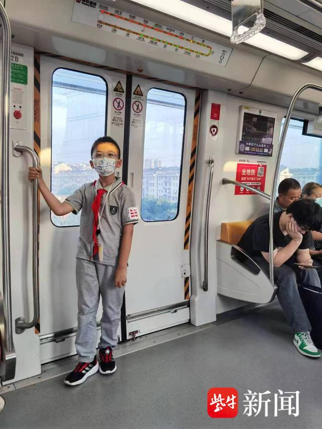 能报出200多个地铁站站名，南京10岁“地铁小行家”