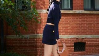 杨紫最新动态，深蓝针织套装展现知性气质，深的粉丝喜爱