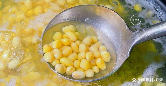 打豆浆时，黄豆不能直接加水打，多做3步，豆浆又香又浓，无腥味