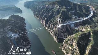 河南济源：世界首座地锚式回转缆悬索桥加紧施工
