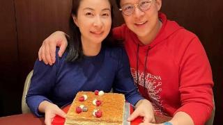 郭晶晶全家庆祝霍启刚44岁，三个子女给爸爸做生日蛋糕很温馨
