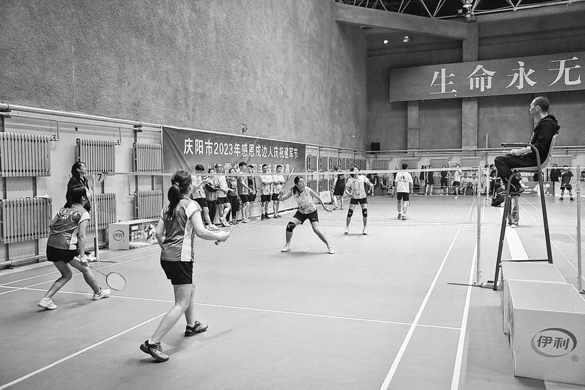 庆阳市 2023 年感恩戍边人庆祝建军节 “建霞杯”羽毛球邀请赛女双分组循环赛现场。