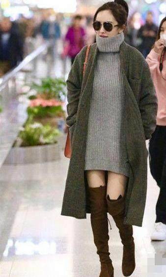 杨幂机场穿灰色大衣搭配同色系高领毛衣，造型简单又耐看