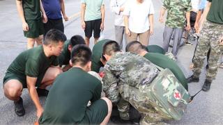 武警官兵救助受伤学生