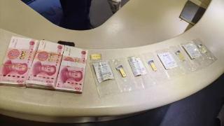 乘客下车了落下240克金条和3万元现金！列车长迅速物归原主