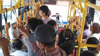 缅甸仰光公交车上小偷猖獗，乘客频遭盗窃