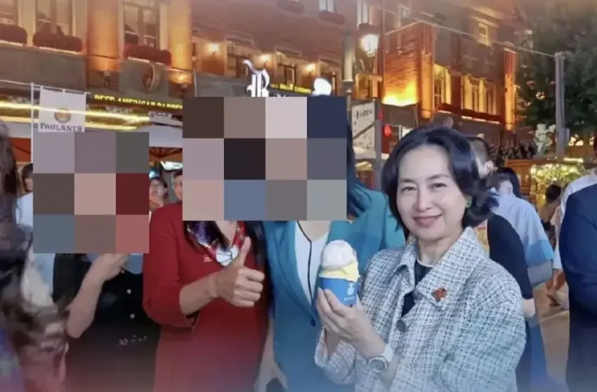 61岁何超琼逛天津夜市，吃雪糕看广场舞，与路人合影体验平民生活