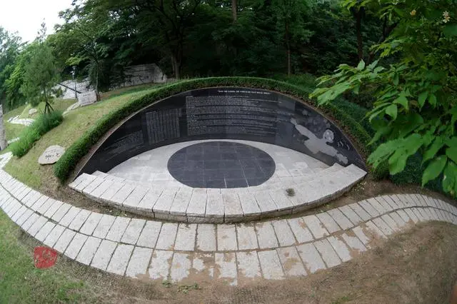 被指“抹去历史的行为”，首尔“慰安妇”纪念雕塑遭拆除