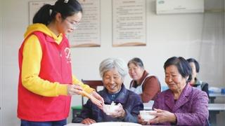 千余村社开启老人幸福“食”光