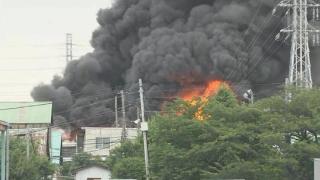 日本神奈川县一工厂起火 暂无人员伤亡报告