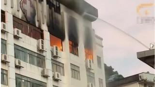 广西灵山县人民医院办公楼发生火灾