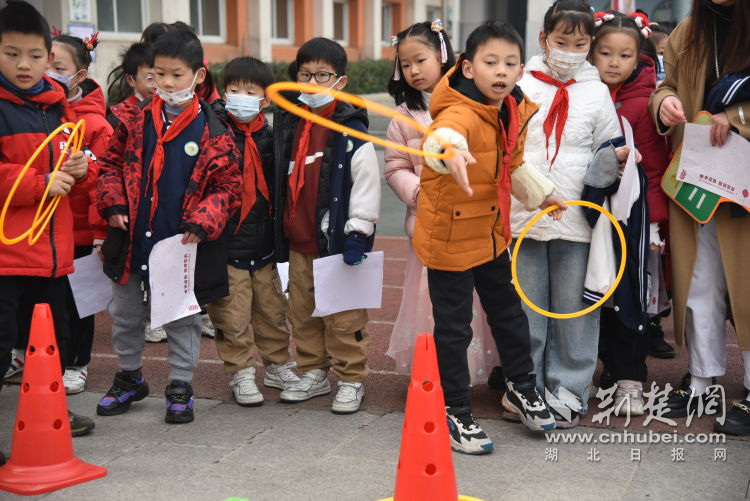 喜迎新年 钟家村第二小学举办元旦新春游园会