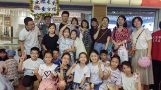 济南高新区凤凰路小学开展“爱心义卖”跳蚤集市活动和图书捐赠爱心公益活动