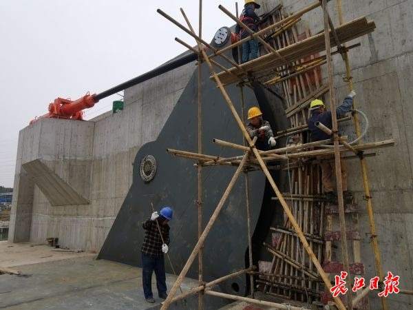 竖可挡水、卧可排涝，武汉首个270度旋转闸门即将建成投用