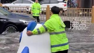 河北保定一奶茶店吉祥物被借走当道路积水警示物，网友：丁丁猫也为保护家乡出了一份力