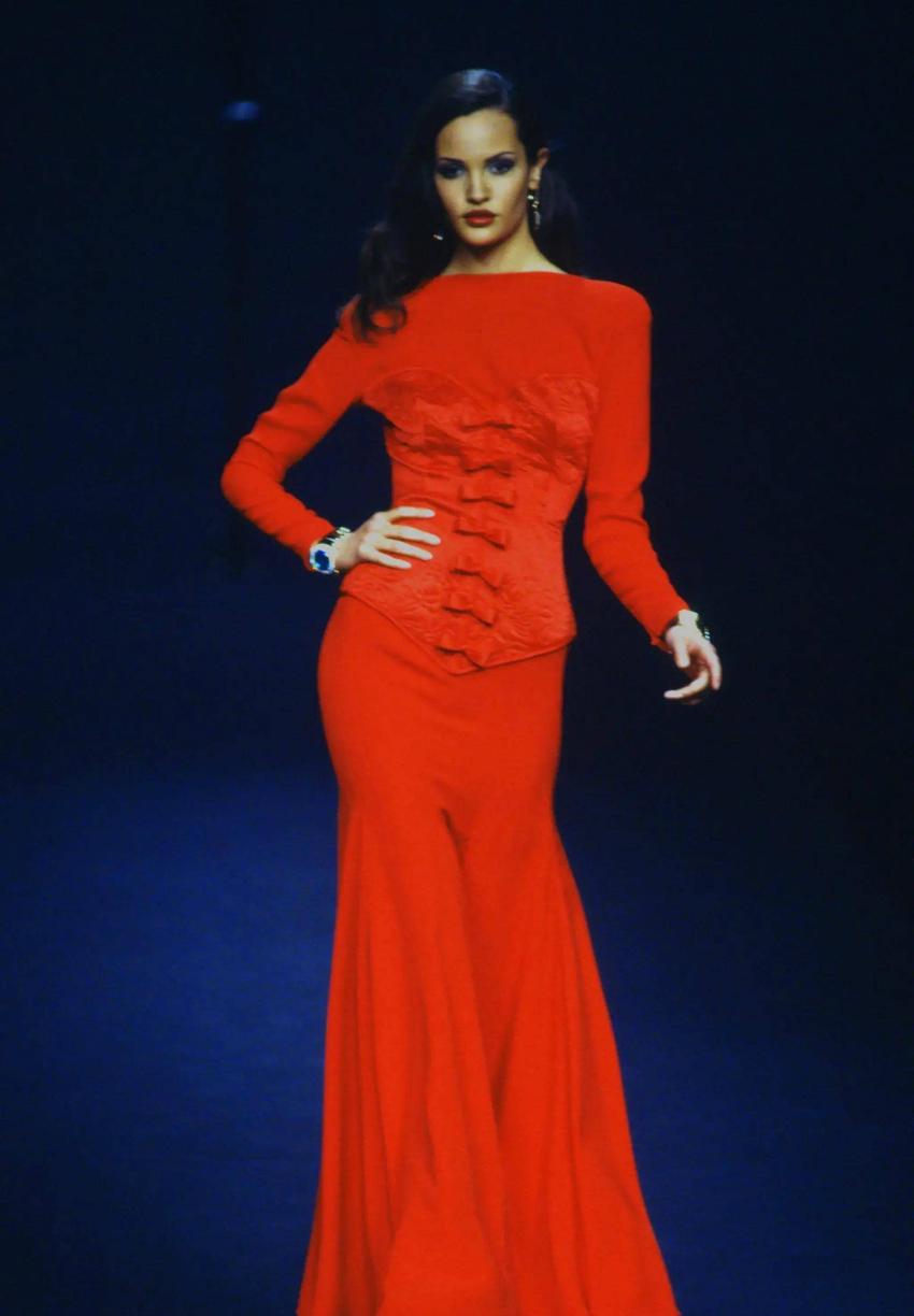 90年代高定礼服，valentino早就驾驭了这抹红