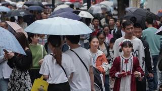 细雨霏霏，游客兴致不减，老汉口景点拍照一位难求