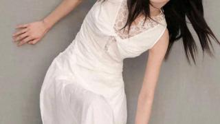 小白裙：简约而不简单的风格，散发出清新脱俗的魅力