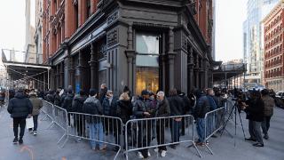 美国纽约州第一家合法大麻店开业 民众排队抢购