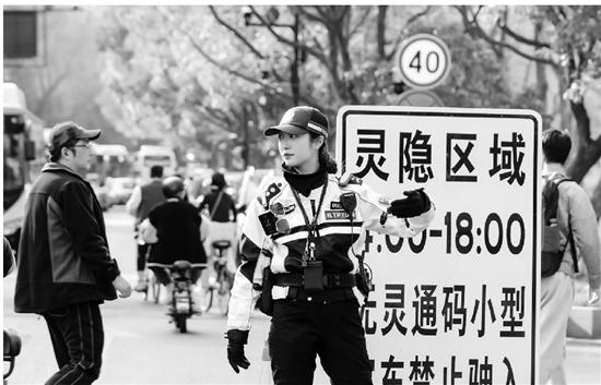 西湖边的女骑警又甜又飒