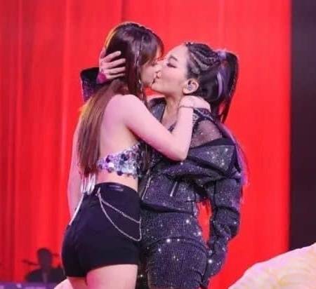 55岁女星王彩桦在舞台上和大女儿激情亲吻，为博流量无下限
