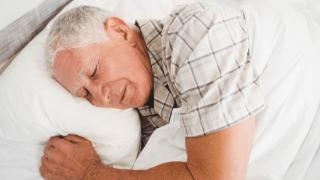 睡觉的时候如果突然腿抽筋，这是因为缺钙吗