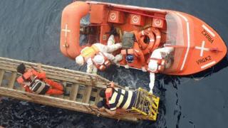 韩国油船在黄海爆炸遇险，中国货船救起14名外籍船员